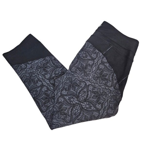 Athleta Ironstone Connect Black & Gray Floral Capri Leggings Size Medium T29 - Picture 10 of 10